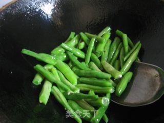 干煸豆角的做法步骤：2