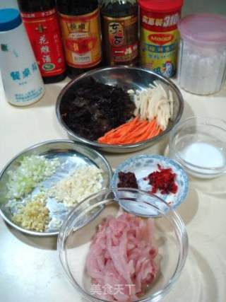 鱼香肉丝的做法步骤：1