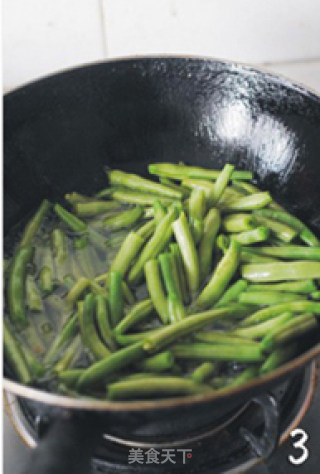 橄榄菜煸四季豆——很惹味的抢手下饭菜的做法步骤：3