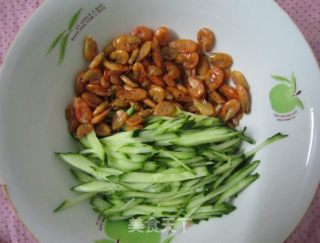 黄瓜虾米饼的做法步骤：2