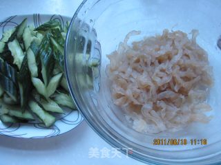 清脆海蛰拌黄瓜的做法步骤：2