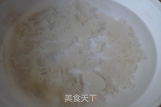 冰镇糖水银耳的做法步骤：2