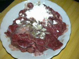 【川菜】最常见家常菜——泡椒牛肉的做法步骤：2