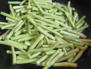 干煸豇豆的做法步骤：1