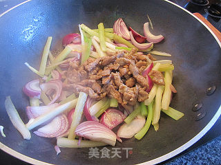 肉丝炒双蔬的做法步骤：7