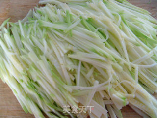 【川菜】——炝香兰瓜丝的做法步骤：2