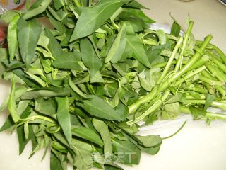 【川菜】——青红小米辣拌空心菜的做法步骤：1