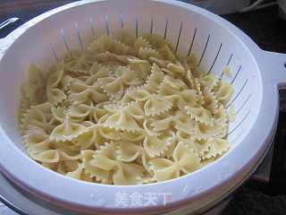 白汁鸡肉蝴蝶面的做法步骤：1