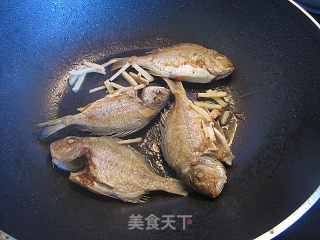 芥菜鱼汤的做法步骤：2