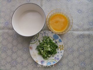 葱香鸡蛋饼的做法步骤：1
