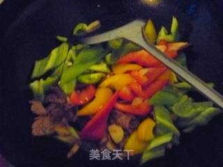 彩椒炒肉片的做法步骤：9