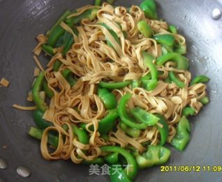 青椒豆腐皮（减肥菜谱）的做法步骤：8