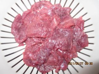 青红椒爆炒牛肉片的做法步骤：1