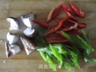 青红椒爆炒牛肉片的做法步骤：3