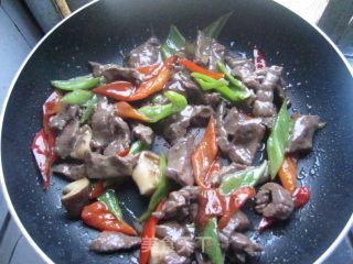 青红椒爆炒牛肉片的做法步骤：6