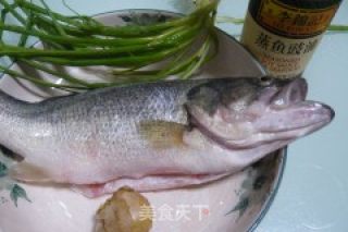 清蒸鲈鱼的做法步骤：1