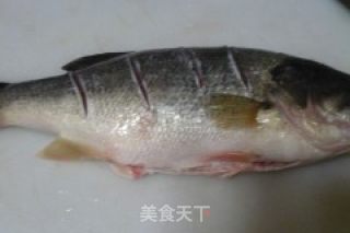 清蒸鲈鱼的做法步骤：2