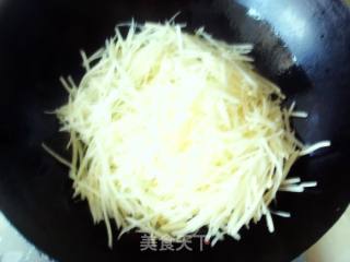 适合宝贝吃的---炒土豆丝的做法步骤：4