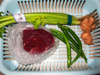 香芹炒牛肉的做法步骤：1