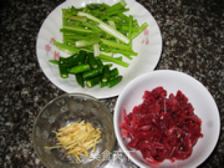 香芹炒牛肉的做法步骤：2