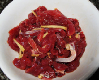 香芹炒牛肉的做法步骤：3