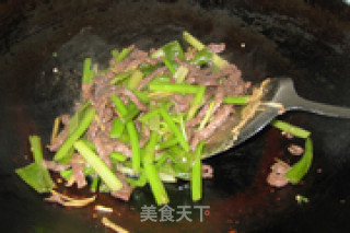 香芹炒牛肉的做法步骤：7