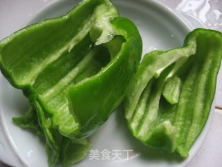 青椒炒茭白的做法步骤：1