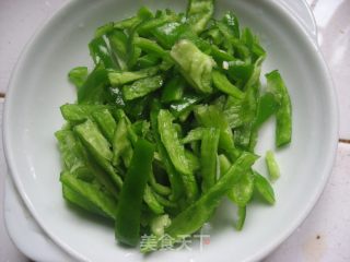 青椒炒茭白的做法步骤：3