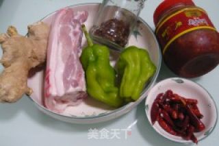 青椒回锅肉的做法步骤：1