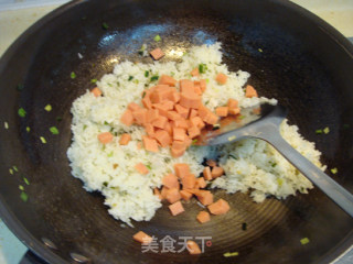 火腿丁炒饭的做法步骤：3