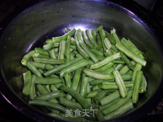 酱香浓郁的--酱焖肉片扁豆的做法步骤：2