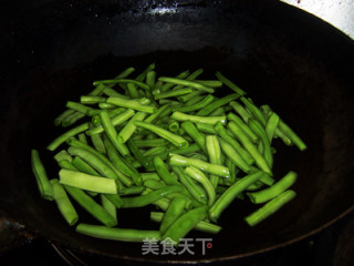 酱香浓郁的--酱焖肉片扁豆的做法步骤：3
