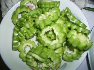 干煸肉末苦瓜的做法步骤：2