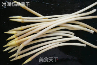 清炒藕簪  地方特色的家常菜的做法步骤：1