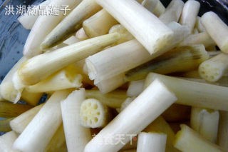 清炒藕簪  地方特色的家常菜的做法步骤：2