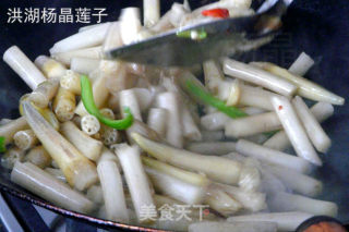 清炒藕簪  地方特色的家常菜的做法步骤：6