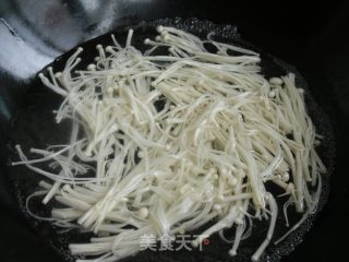 金针菇凉拌黄瓜丝的做法步骤：1