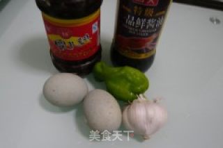 青椒皮蛋的做法步骤：1