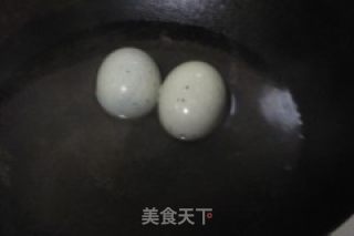 青椒皮蛋的做法步骤：2