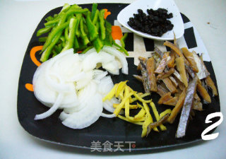豆鼓情缘---豆鼓青椒炒鱼干的做法步骤：2
