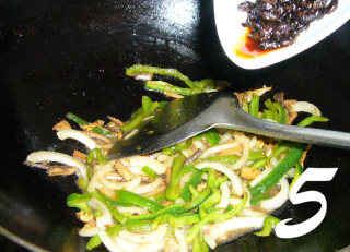 豆鼓情缘---豆鼓青椒炒鱼干的做法步骤：5