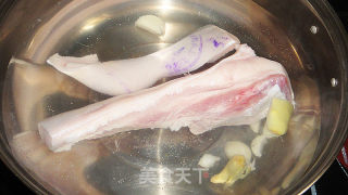 回锅肉的做法步骤：1