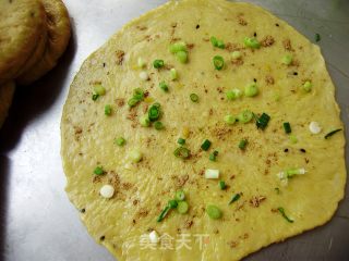 葱花饼的做法步骤：2