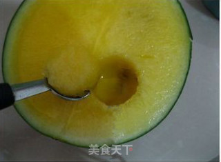 夏日午后简单DIY----酸奶黄西瓜球的做法步骤：2
