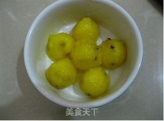 夏日午后简单DIY----酸奶黄西瓜球的做法步骤：3