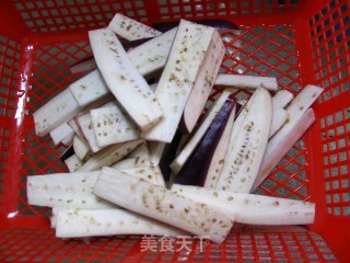 干煸茄子的做法步骤：1