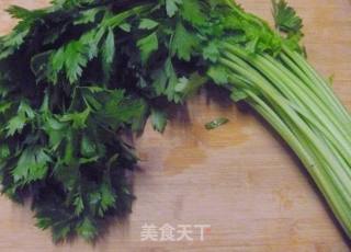 香芹炒肉丝的做法步骤：1