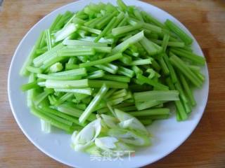 香芹炒肉丝的做法步骤：4