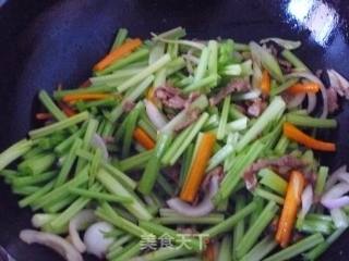 香芹炒肉丝的做法步骤：11