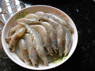 葱烧大虾的做法步骤：1